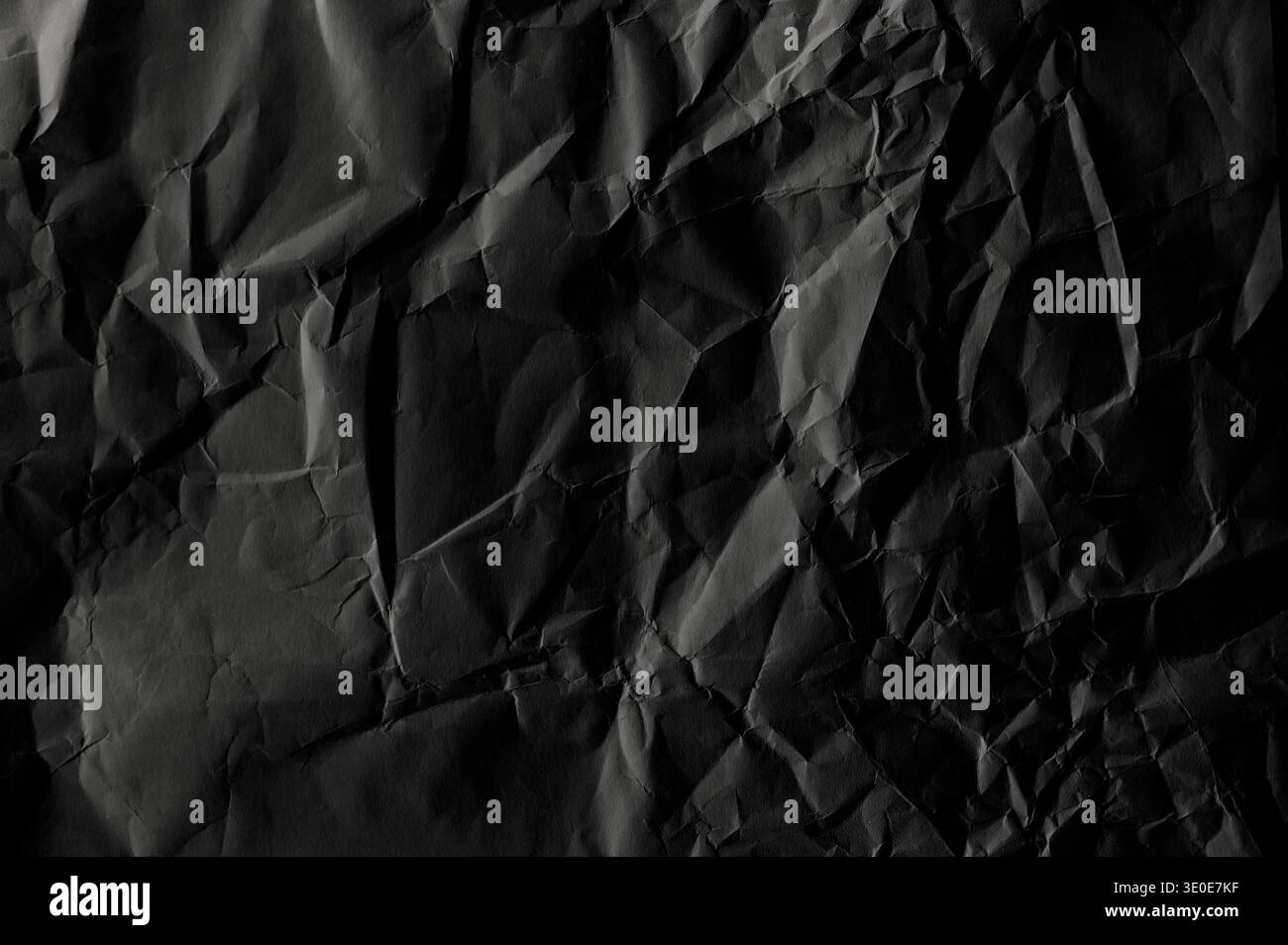 Feuille blanche noire froissée comme texture ou fond, longue image de papier sombre plié, vue de dessus Banque D'Images