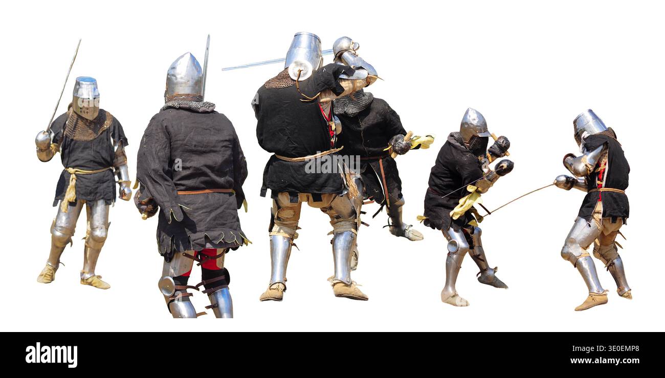 Assistez à un affrontement historique alors que les chevaliers médiévaux blindés s'engagent dans un combat à l'épée intense, plein d'action. Banque D'Images