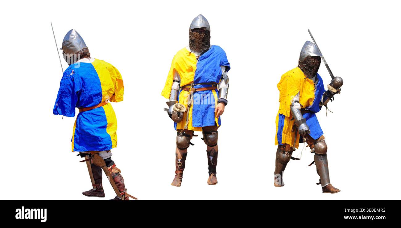 Trois courageux chevaliers en armure vintage démontrent des poses de combat médiévales avec des épées et des casques. Banque D'Images