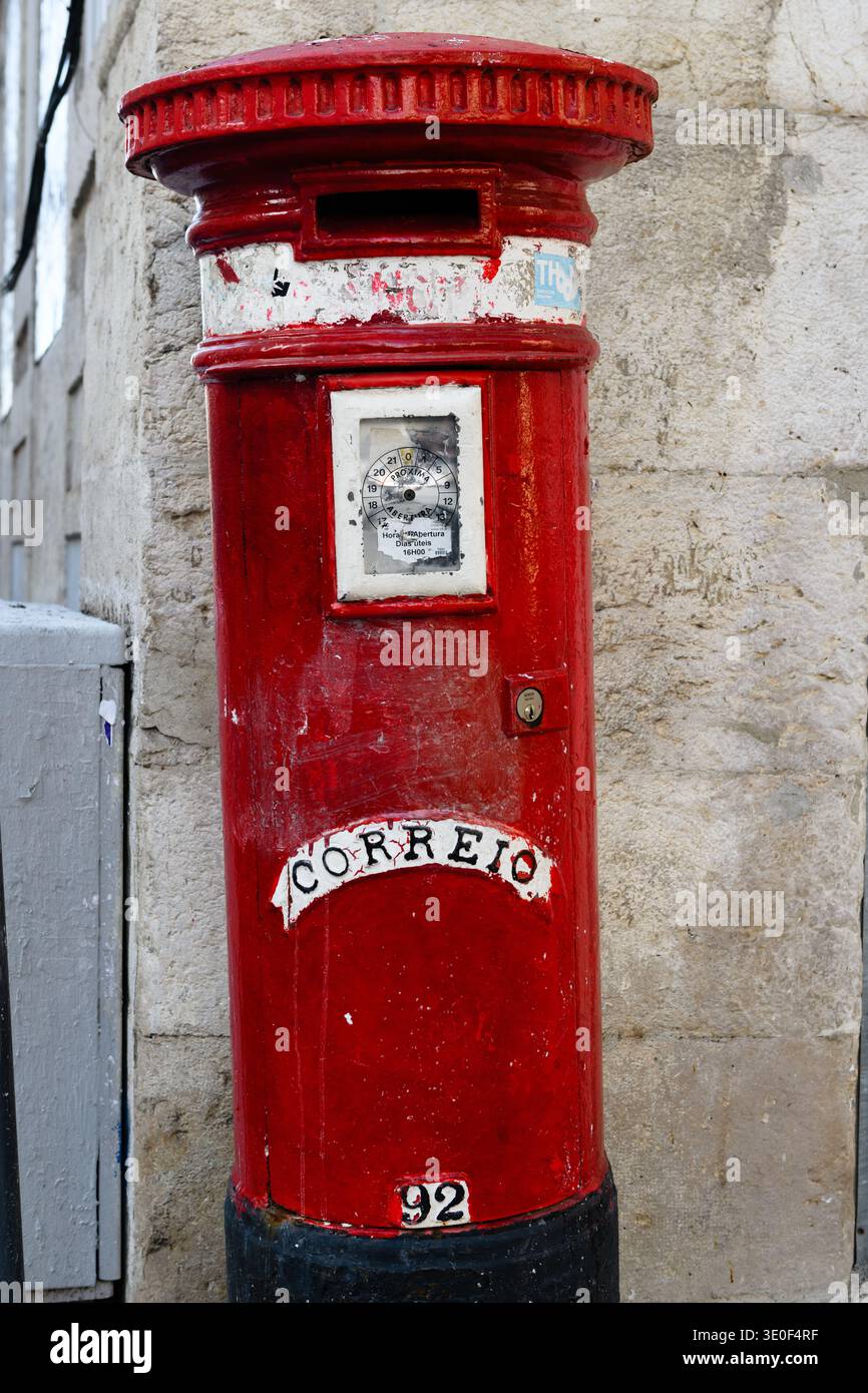 Colorée, peinte, boîte aux lettres publique sur un trottoir à Lisbonne, Portugal avec le mot « correio » qui se traduit par « mail » en portugais. Banque D'Images