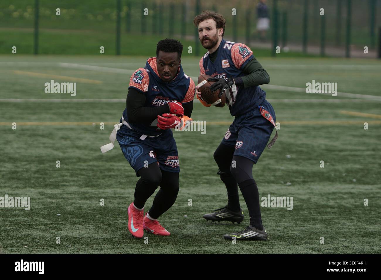 Drapeau des joueurs de football simulant la course dans Welsh Bowl VI Banque D'Images