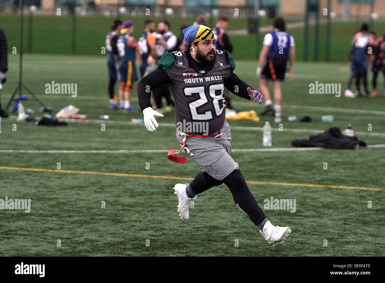 Drapeau joueurs de football se précipitant dans le Welsh Bowl VI Banque D'Images
