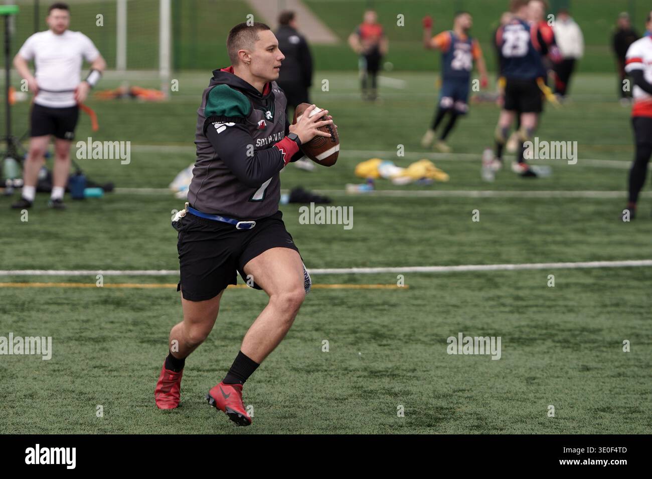 Drapeau football quaterbacks lancer la balle dans Welsh Bowl VI Banque D'Images