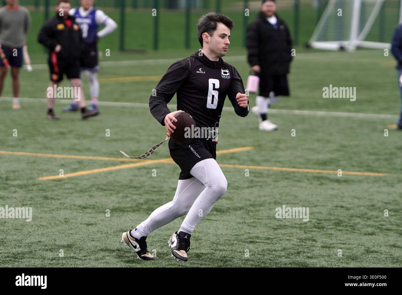 Drapeau des joueurs de football courir avec le ballon dans Welsh Bowl VI Banque D'Images