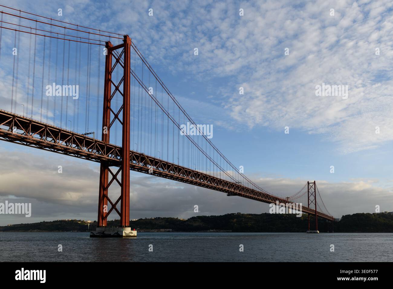 Le pont orange 25 de Abril ou 25 avril, un pont suspendu reliant la ville de Lisbonne, capitale du Portugal, à la municipalité d'Almad Banque D'Images