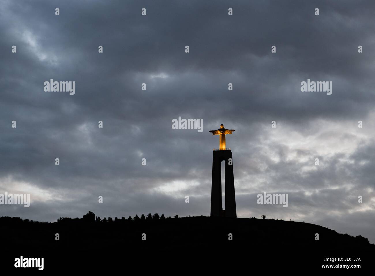 Vue crépusculaire du Sanctuaire du Christ Roi, un monument catholique et sanctuaire dédié au Sacré-cœur de Jésus Christ surplombant la ville o Banque D'Images