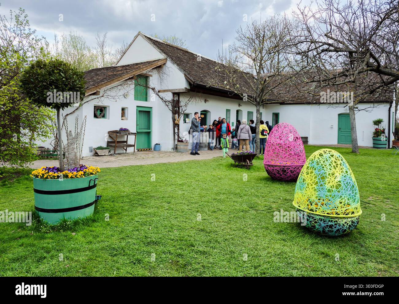 Vienne, Autriche - 5 avril 2025 : célébration de Pâques en plein air avec de grandes jardinières en forme d'oeufs dans un village traditionnel Banque D'Images