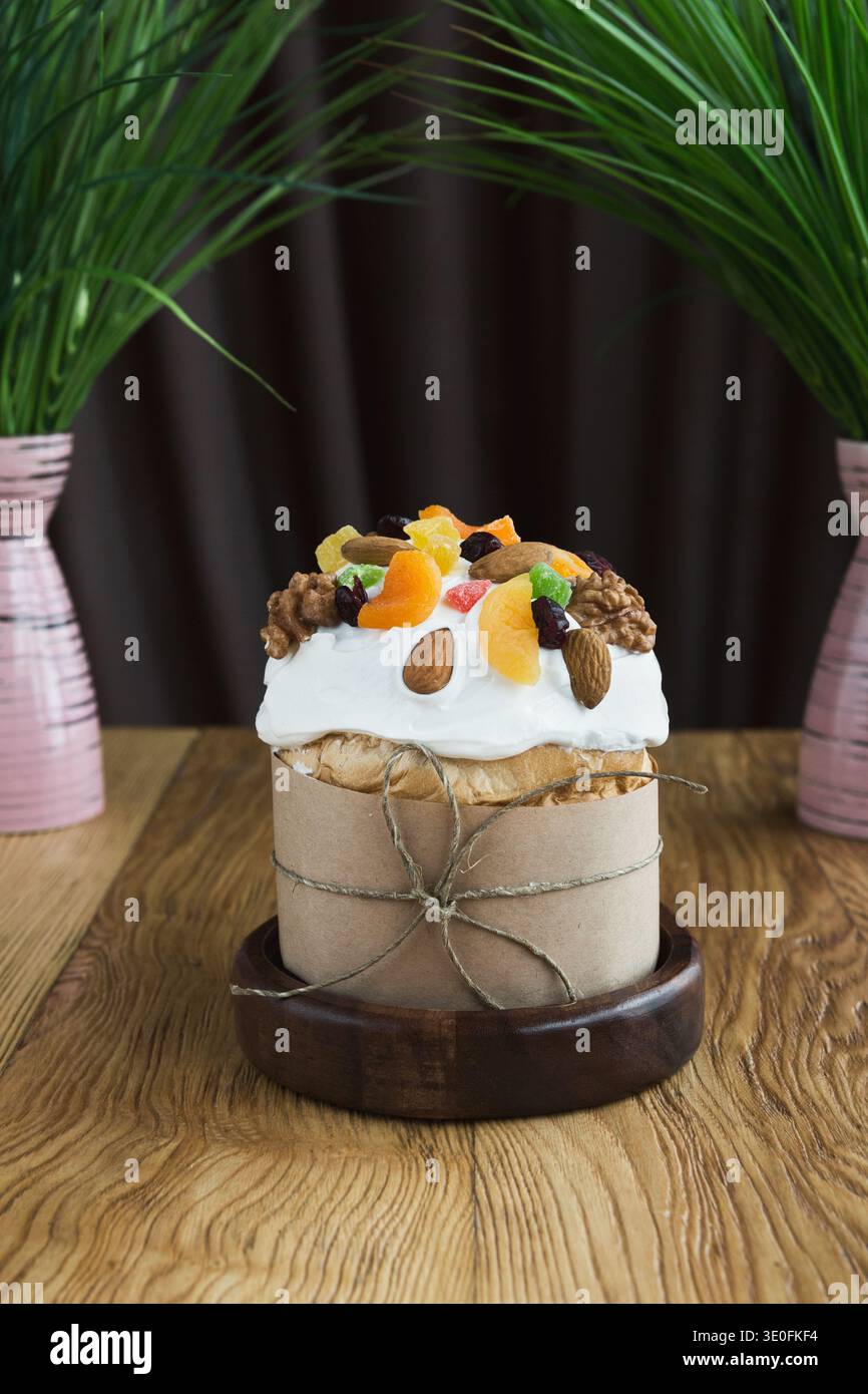 Gâteau de Pâques avec glaçage, fruits secs et noix Banque D'Images