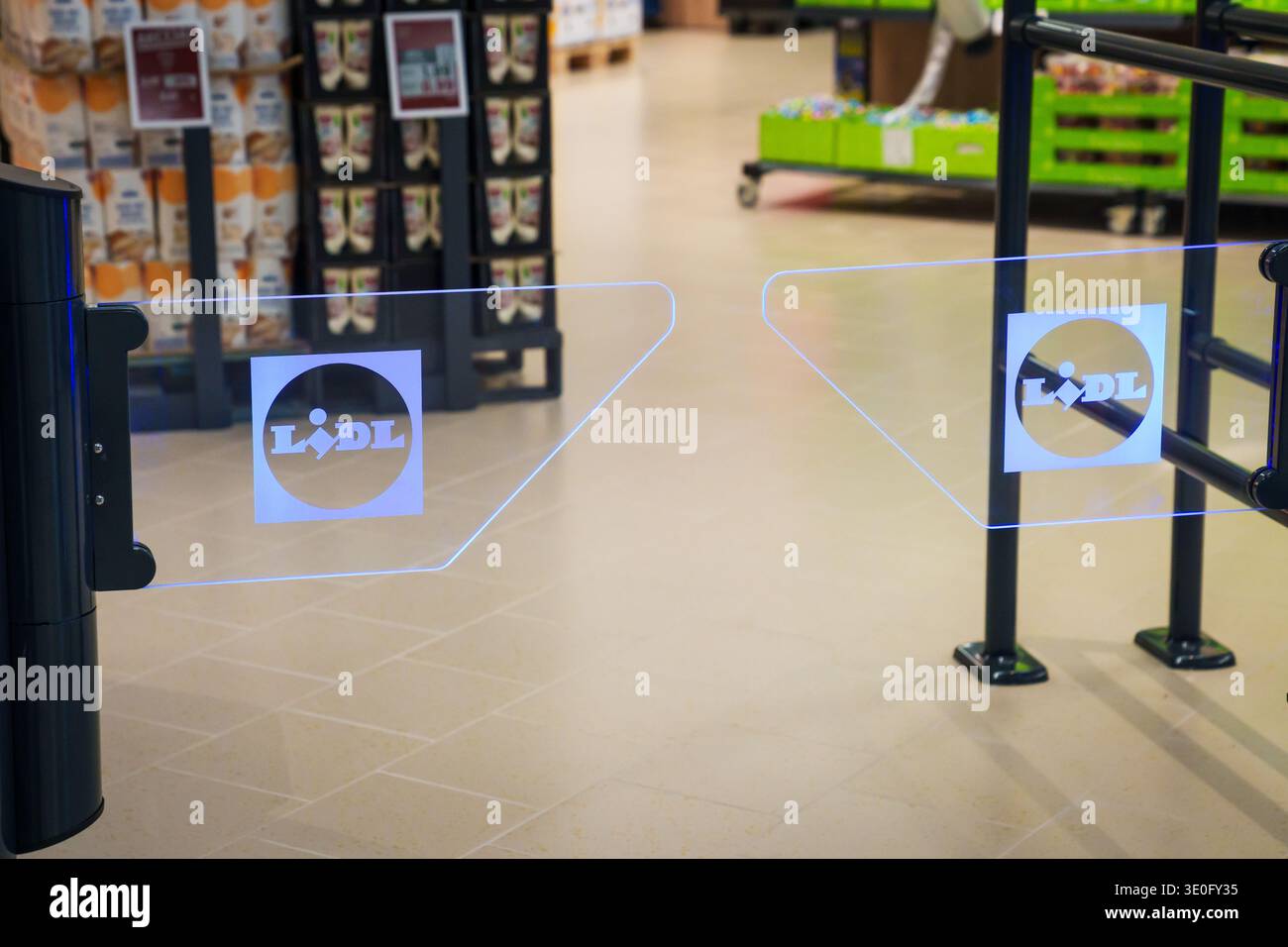 RIGA, LETTONIE. 12 mars 2026. Barrières de sécurité automatisées en verre avec le logo Lidl à l'entrée d'une épicerie. Ouverture d'un nouveau magasin LIDL. Banque D'Images