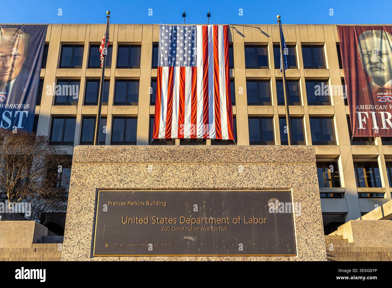 Le bâtiment Frances Perkins du Département du travail des États-Unis à Washington, DC, avec un drapeau américain flanqué de bannières de Trump et Roosevelt Banque D'Images