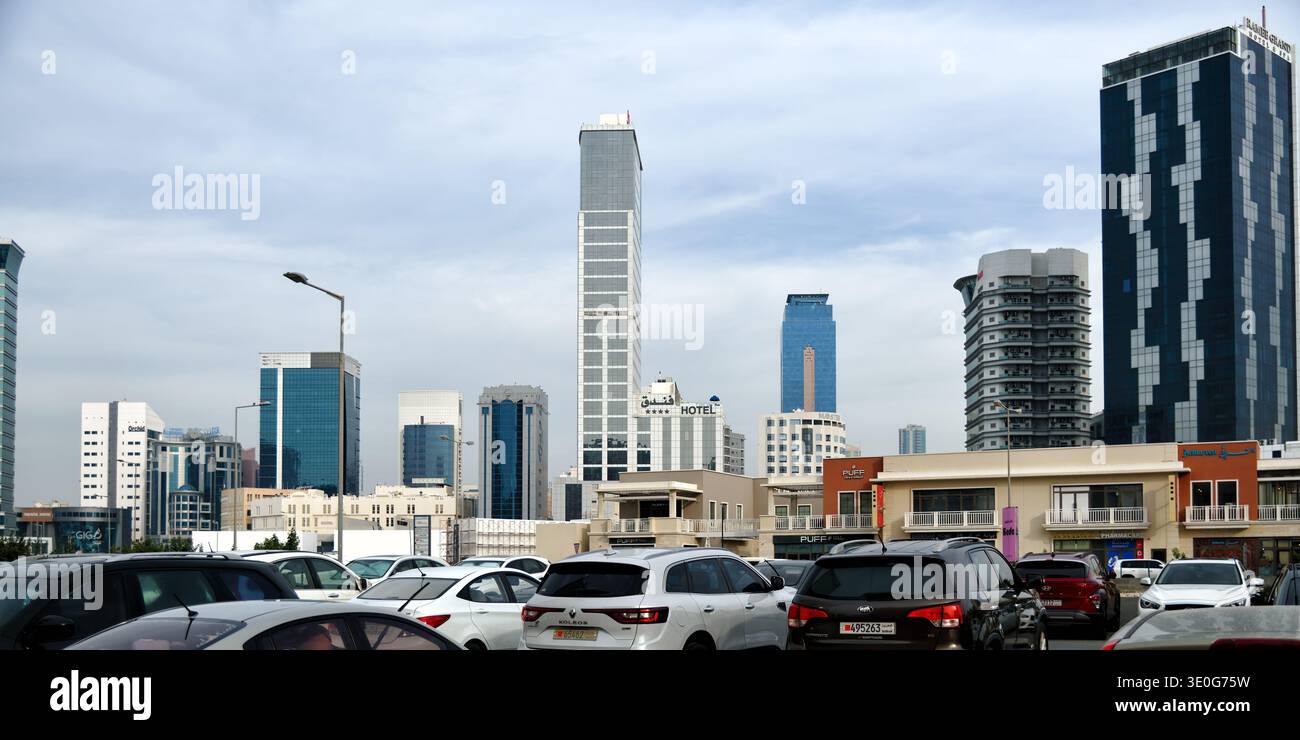 Manama, Bahreïn - 10 février 2026 : district de Seef. Seef est un quartier commercial et résidentiel de premier plan dans le nord de Manama, Royaume de Bahreïn Banque D'Images