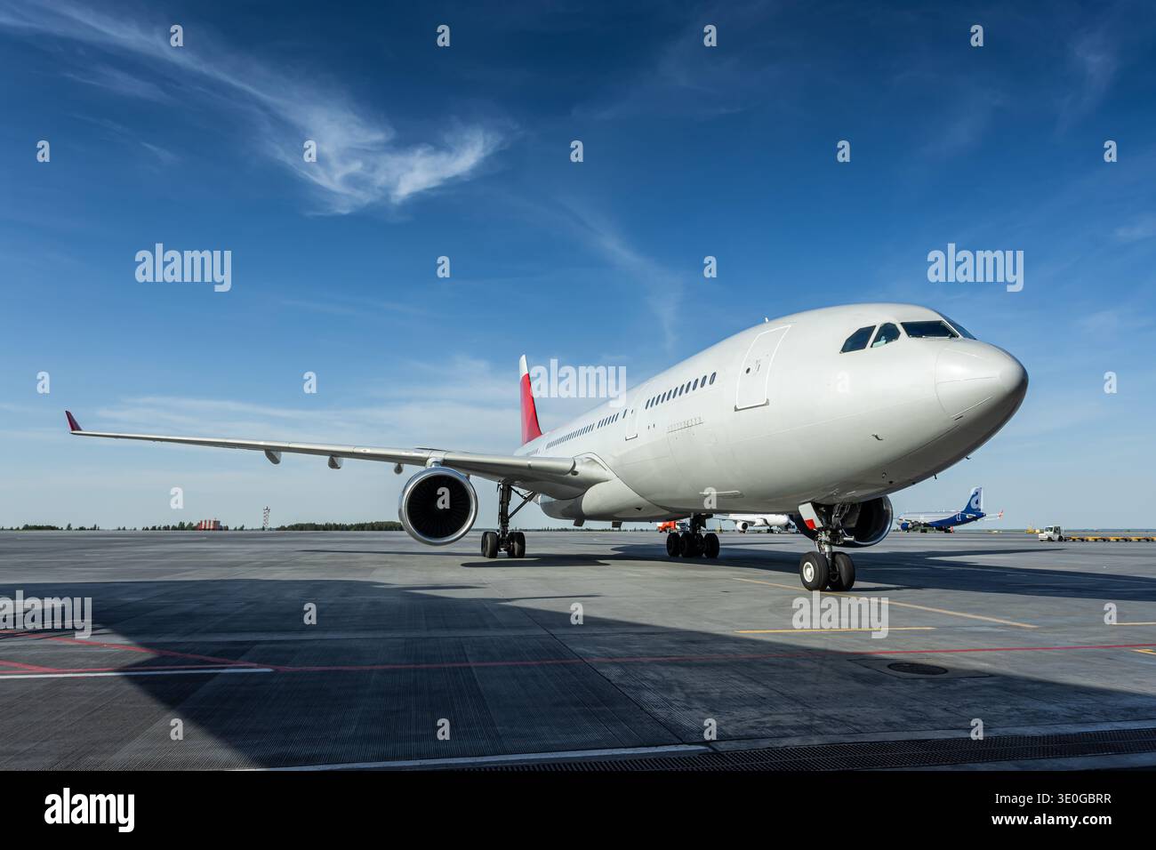 Grand avion de passagers à corps large à l'aéroport Banque D'Images
