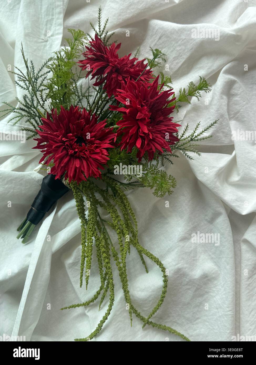 Bouquet de fleurs de gerbera rouge sur le coton Banque D'Images