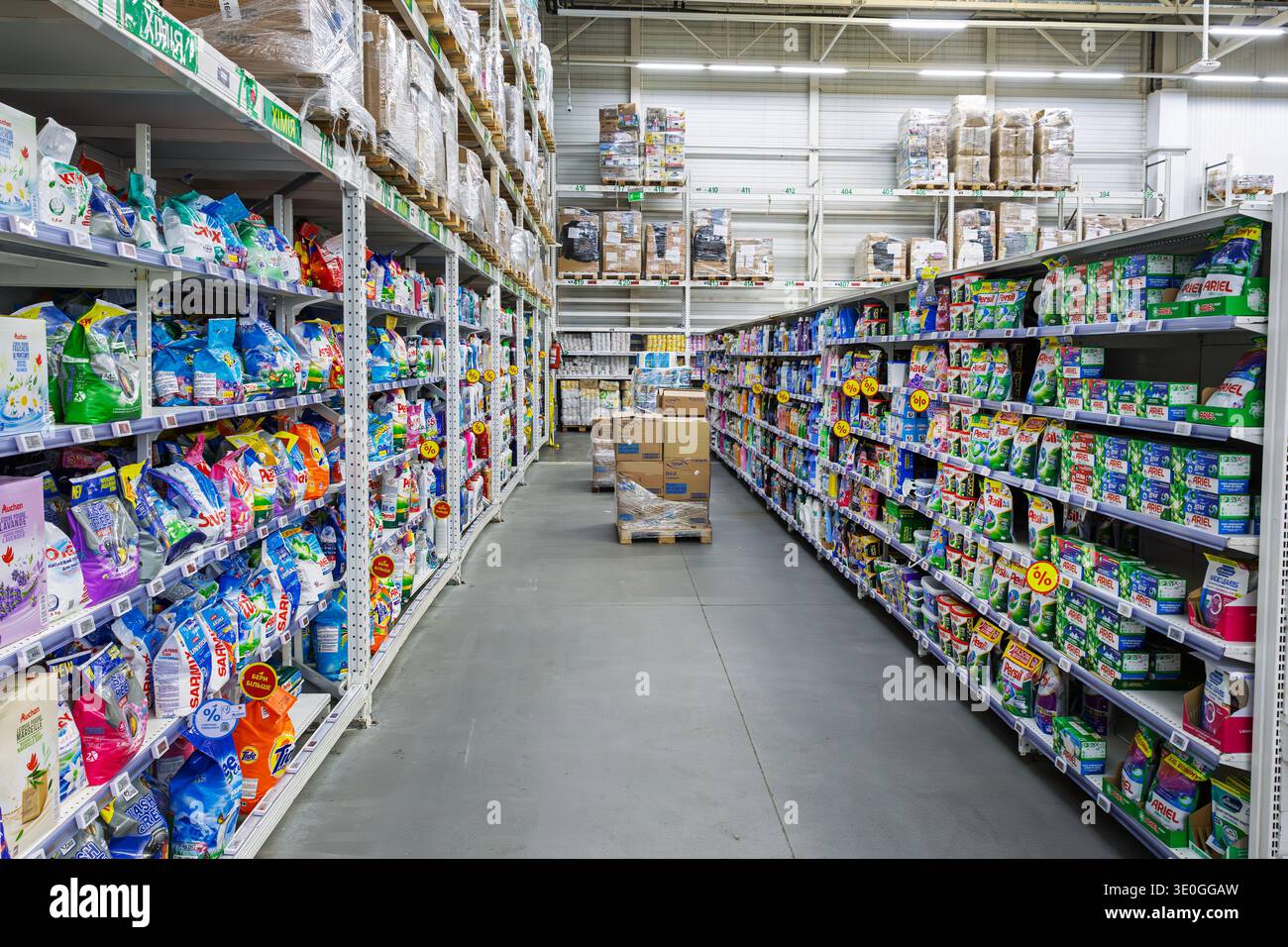 Détergent à lessive et produits chimiques ménagers exposés dans une allée de supermarché Banque D'Images