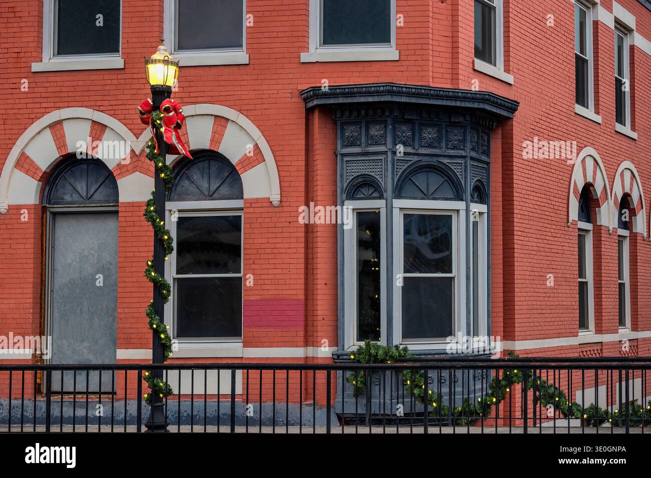 Ce bâtiment avec ses arches peintes en rouge et blanc correspond au thème de la saison de Noël dans le centre-ville historique de Morristown. Banque D'Images