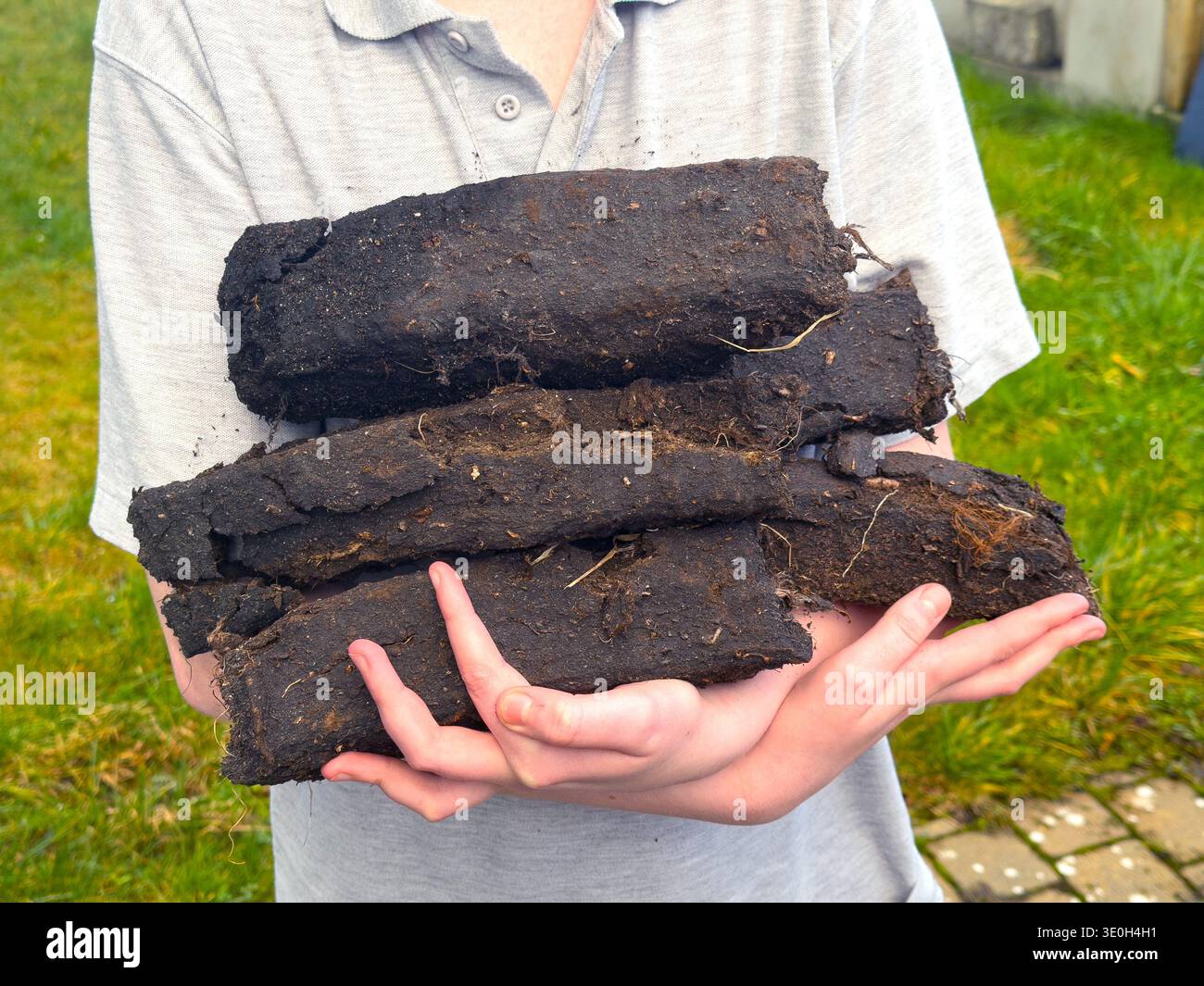 Une armure de gazon irlandais, combustible pour la cheminée domestique - Image de stock capturée avec un smartphone