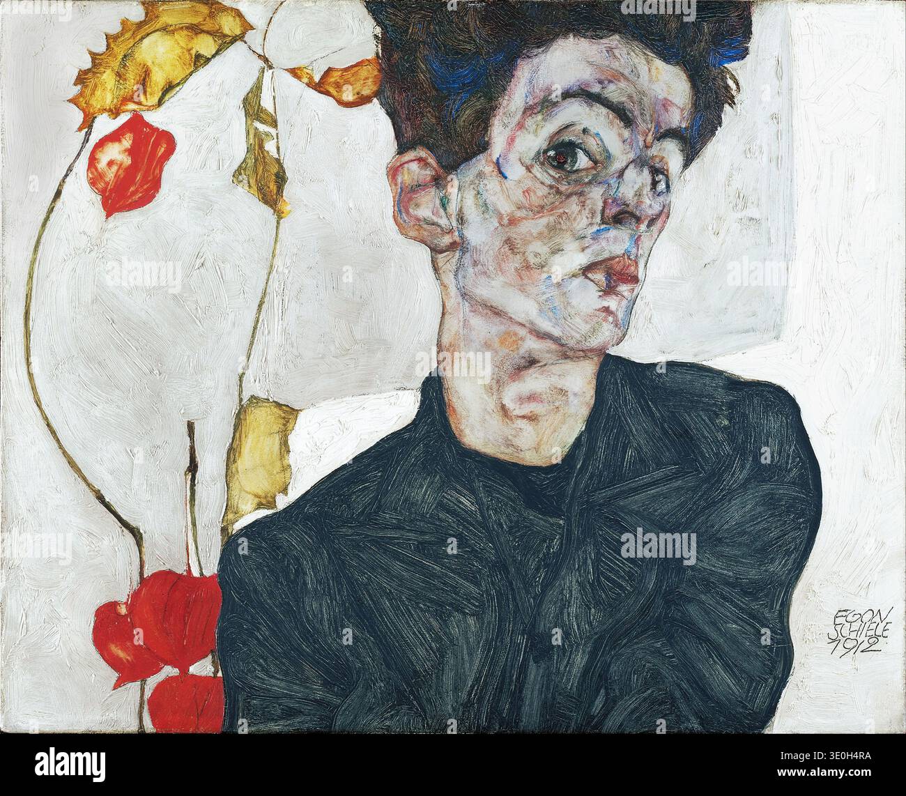 Cette peinture à l'huile expressionniste de 1912, 'Self-Portrait with Physalis' d'Egon Schiele, présente une auto-représentation sournoise et introspective de l'artiste. Schiele se dépeint avec des traits contorsionnés et des yeux intenses, sur un fond blanc texturé accentué par les lanternes rouge-orange vibrantes des plantes physalis, soulignant son style brut et psychologique caractéristique. Banque D'Images