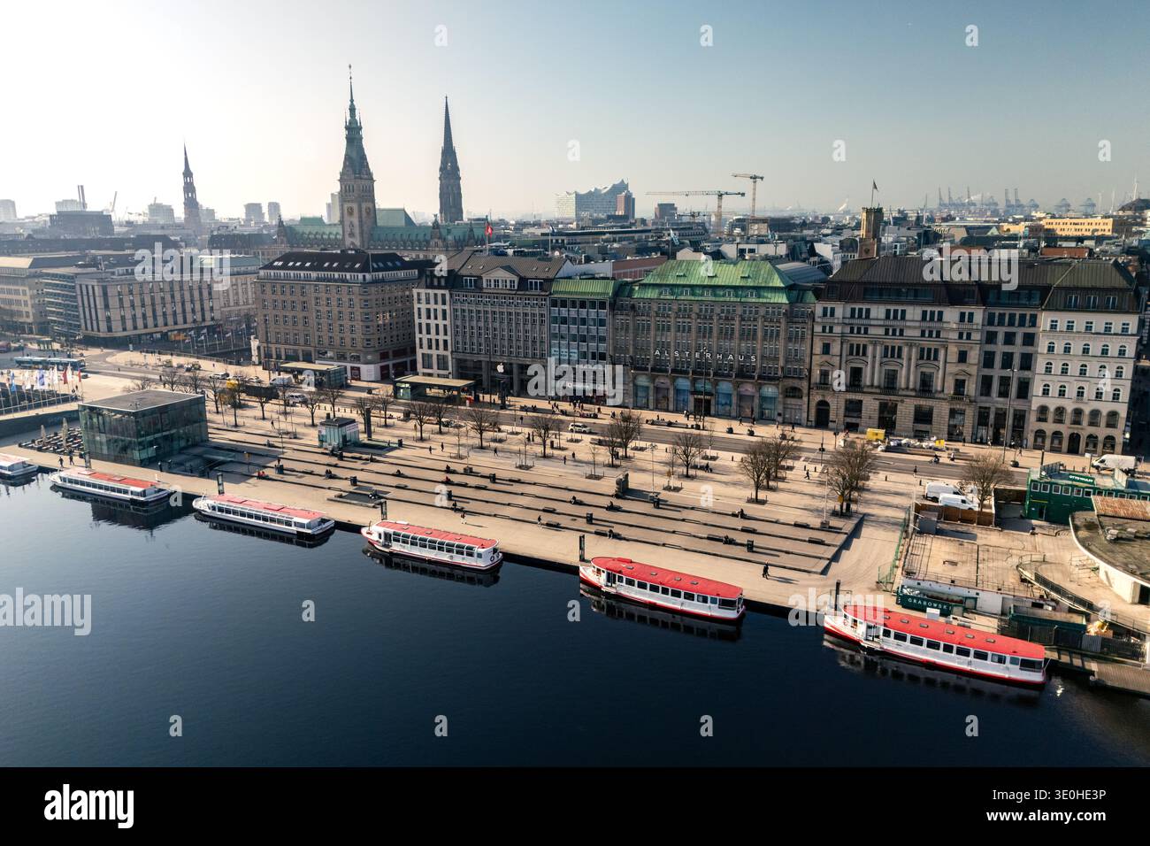 Hambourg Allemagne 2026 03 09 : image aérienne par drone du Binnenalster et du Jungfernstieg à Hambourg Banque D'Images