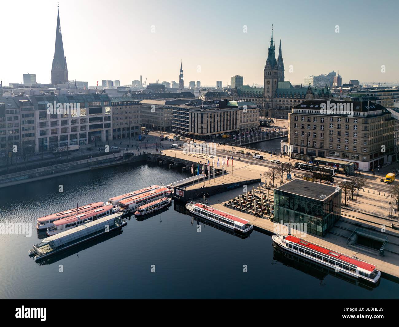 Hambourg Allemagne 2026 03 09 : image aérienne par drone du Binnenalster et du Jungfernstieg à Hambourg Banque D'Images