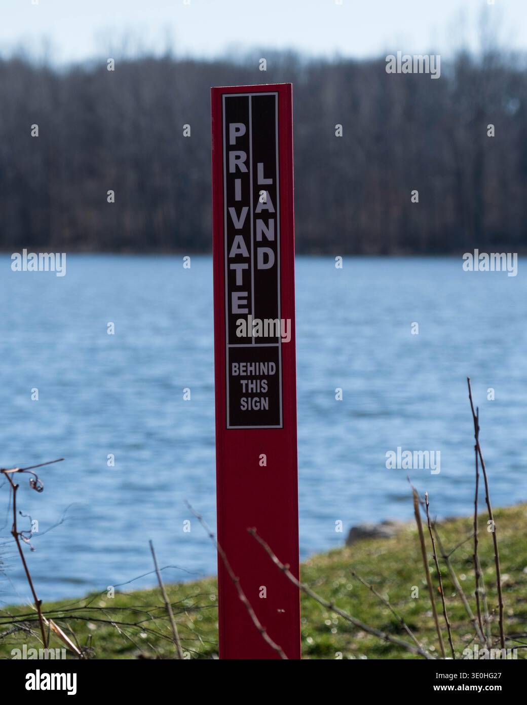 Signe 'terrain privé' marquant la propriété à la limite d'un parc public Banque D'Images