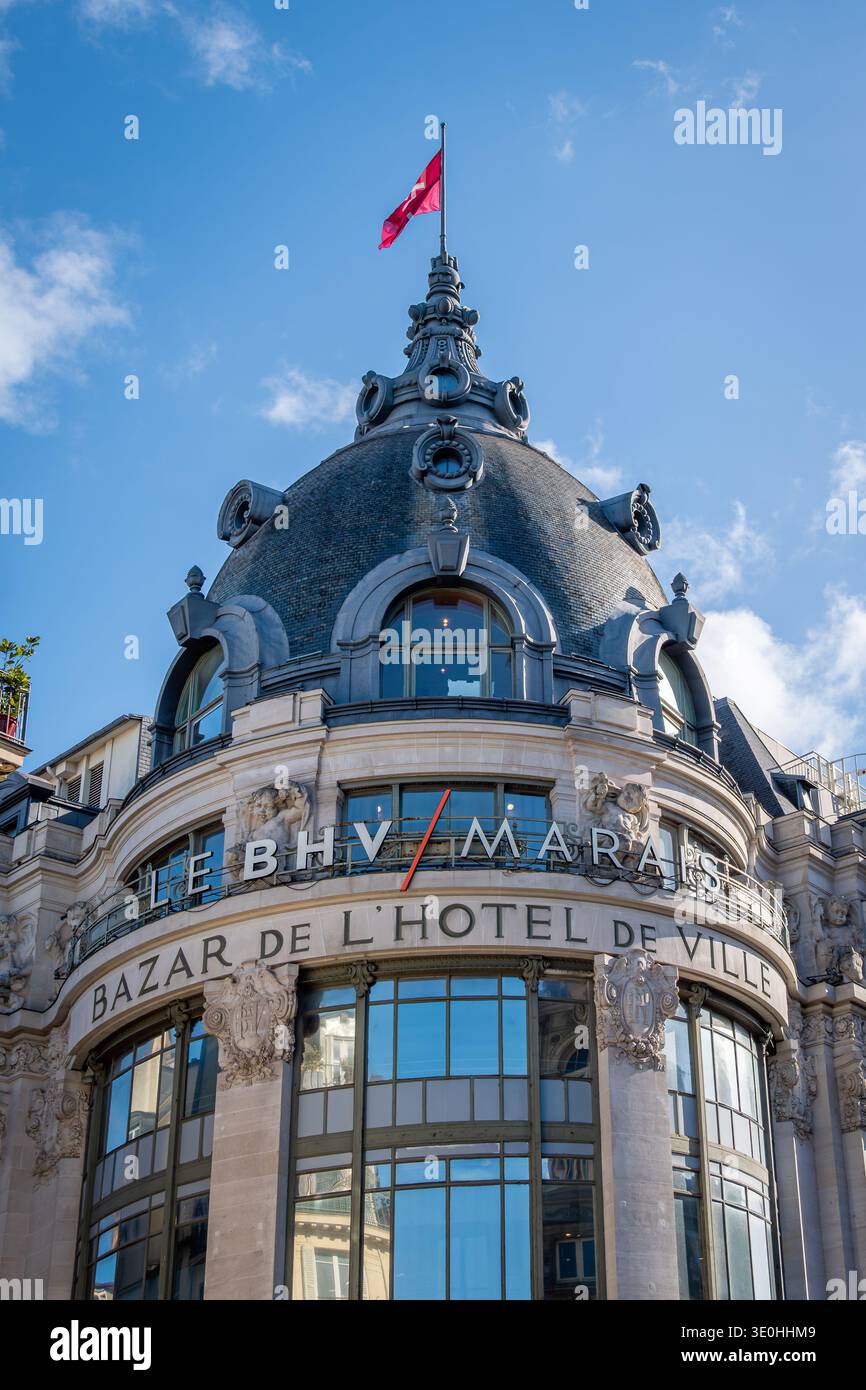Façade du BHV Marais, anciennement nommé Bazar de l'Hôtel de ville (BHV), un grand magasin parisien situé dans le 4ème arrondissement de Paris Banque D'Images