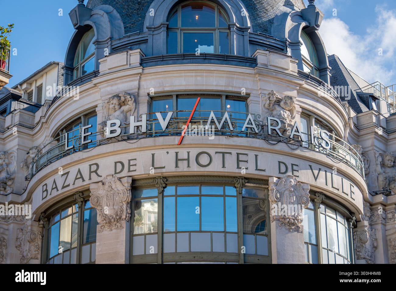 Inscrivez-vous sur le BHV Marais, anciennement nommé Bazar de l'Hôtel de ville (BHV), un grand magasin parisien situé dans le 4ème arrondissement de Paris, France Banque D'Images