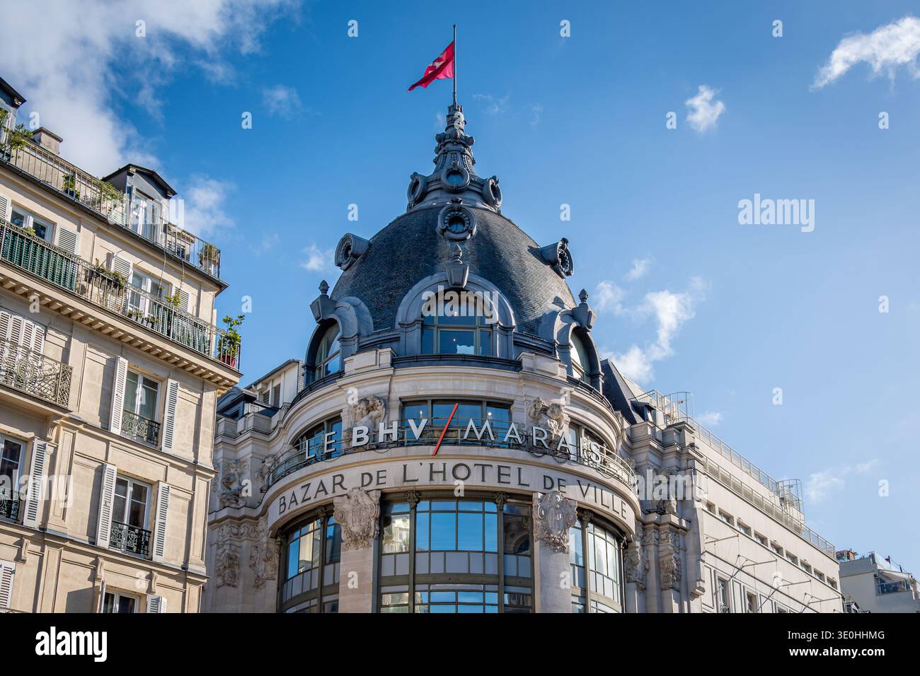 Façade du BHV Marais, anciennement nommé Bazar de l'Hôtel de ville (BHV), un grand magasin parisien situé dans le 4ème arrondissement de Paris Banque D'Images
