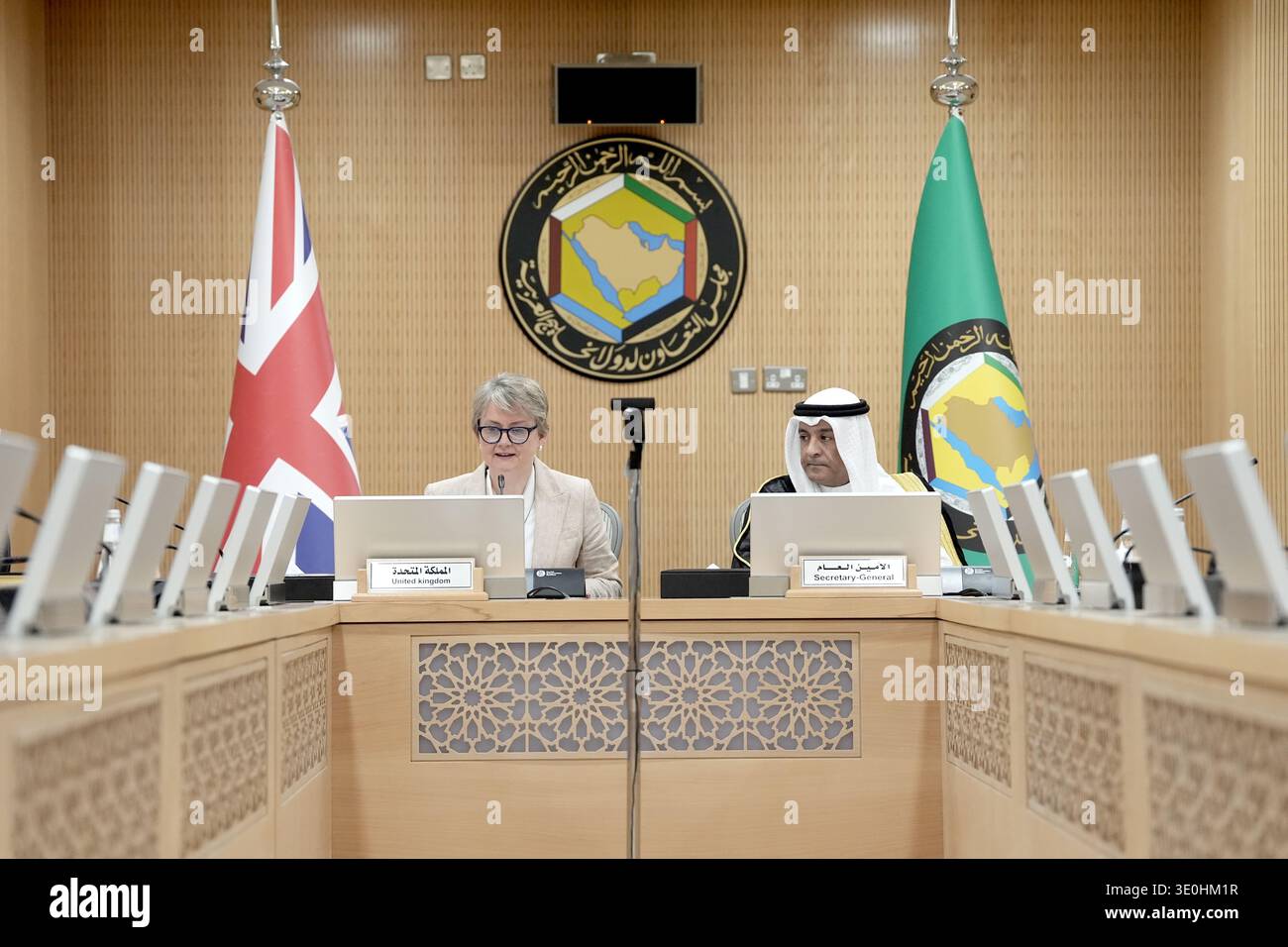 La ministre des Affaires étrangères Yvette Cooper est assise avec Jasem Al Budaiwi, secrétaire général du Conseil de coopération du Golfe (CCG) au siège du Secrétariat du CCG dans le cadre d’une visite en Arabie saoudite. Date de la photo : jeudi 12 mars 2026. 2026. Banque D'Images