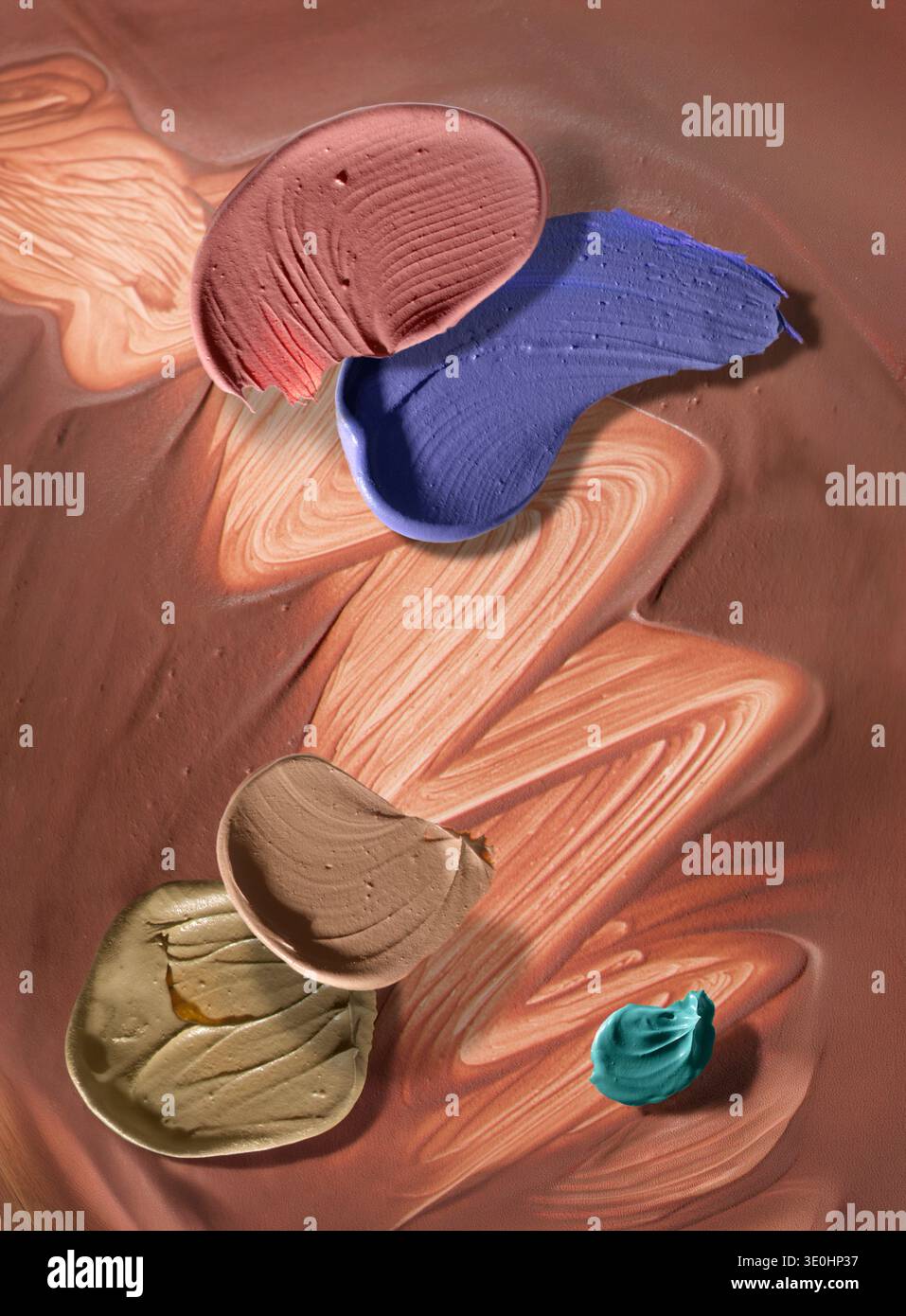 Une composition vibrante et verticale de tampons de maquillage crémeux en terre cuite, bleu royal et turquoise. Textures artistiques pour les marques de beauté. Banque D'Images