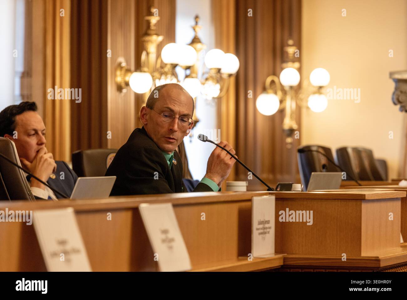 Denver, Colorado, États-Unis — 3 mars 2026 : Michael Weissman (au centre) s'entretient avec d'autres législateurs lors des délibérations du Sénat du Colorado au Colorad Banque D'Images