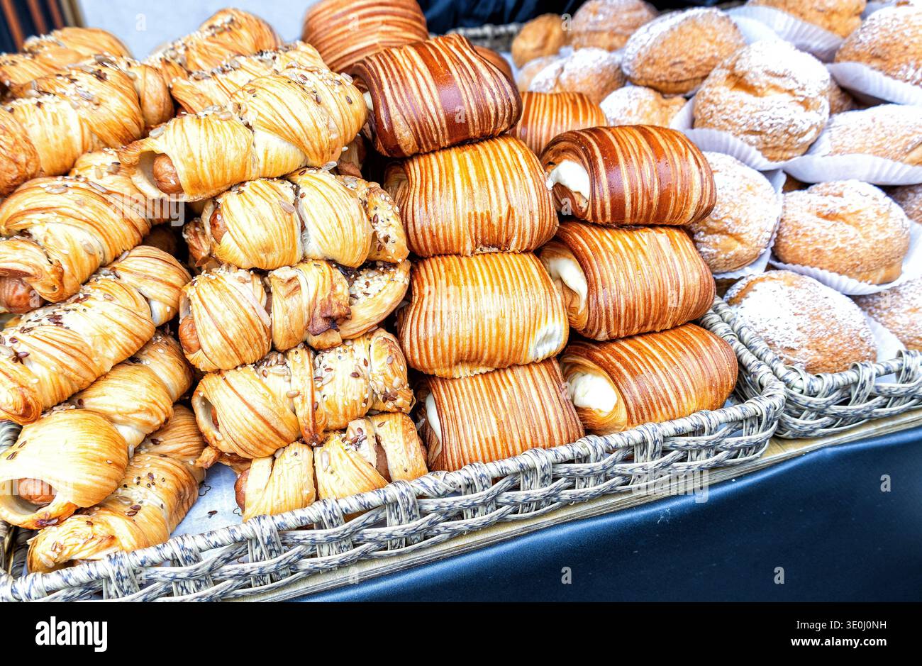 Des tartes avec différents fourrages appétissants pour la vente ; Banque D'Images