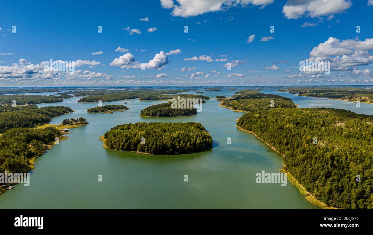 'Panorama aérien des îles d'été et de la mer Baltique bleue à Kustavi, mer de l'archipel, Finlande' Banque D'Images