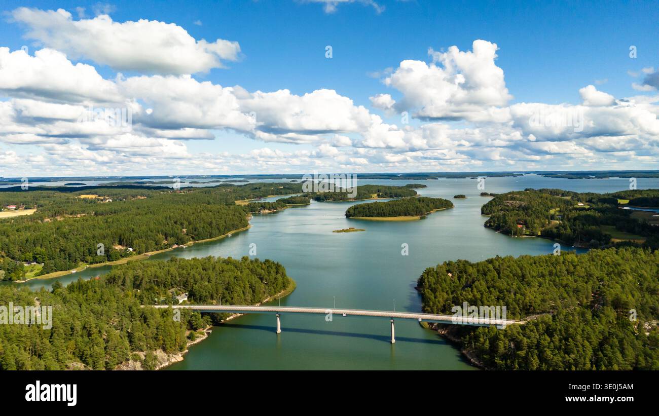 'Panorama aérien des îles d'été et de la mer Baltique bleue à Kustavi, mer de l'archipel, Finlande' Banque D'Images