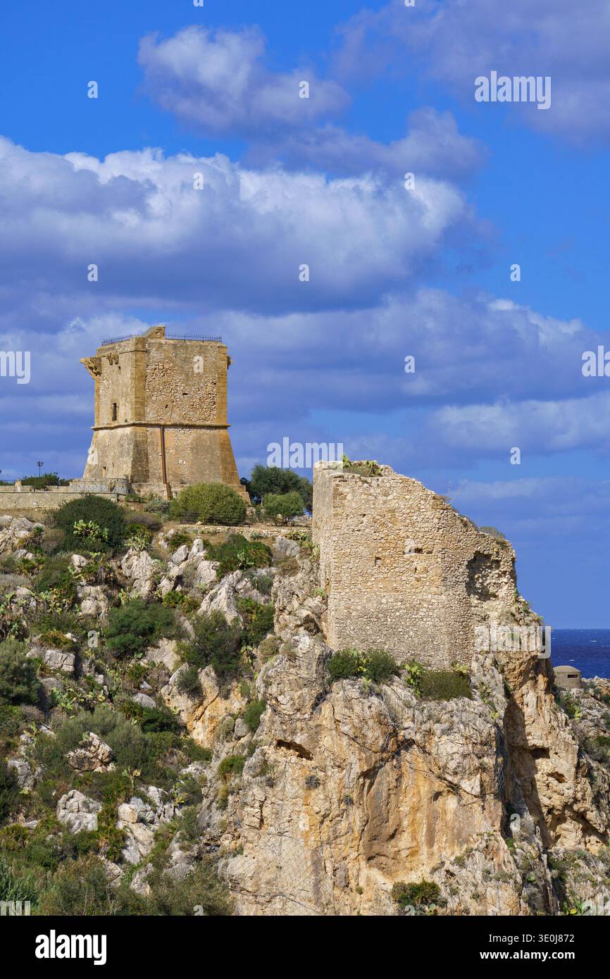 Une magnifique et unique photographie de voyage capturant deux principales tours de guet siciliennes, la place Torre Doria (Torre della Tonnara) et la Torre circulaire Banque D'Images