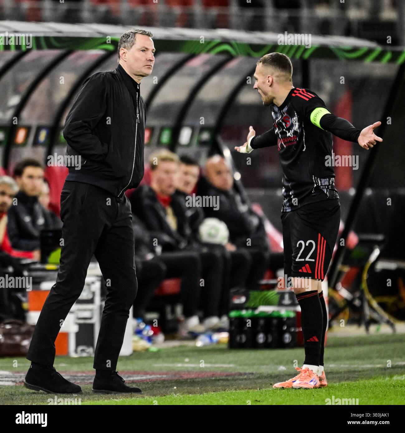 ALKMAAR - (de gauche à droite) Brian Priske, entraîneur du Sparta Prague, Lukas Haraslin du Sparta Prague lors du match de l'UEFA Conference League entre l'AZ Alkmaar et le Sparta Prague au stade AFAS le 12 mars 2026, à Alkmaar, pays-Bas. OLAF KRAAK / ANP Banque D'Images