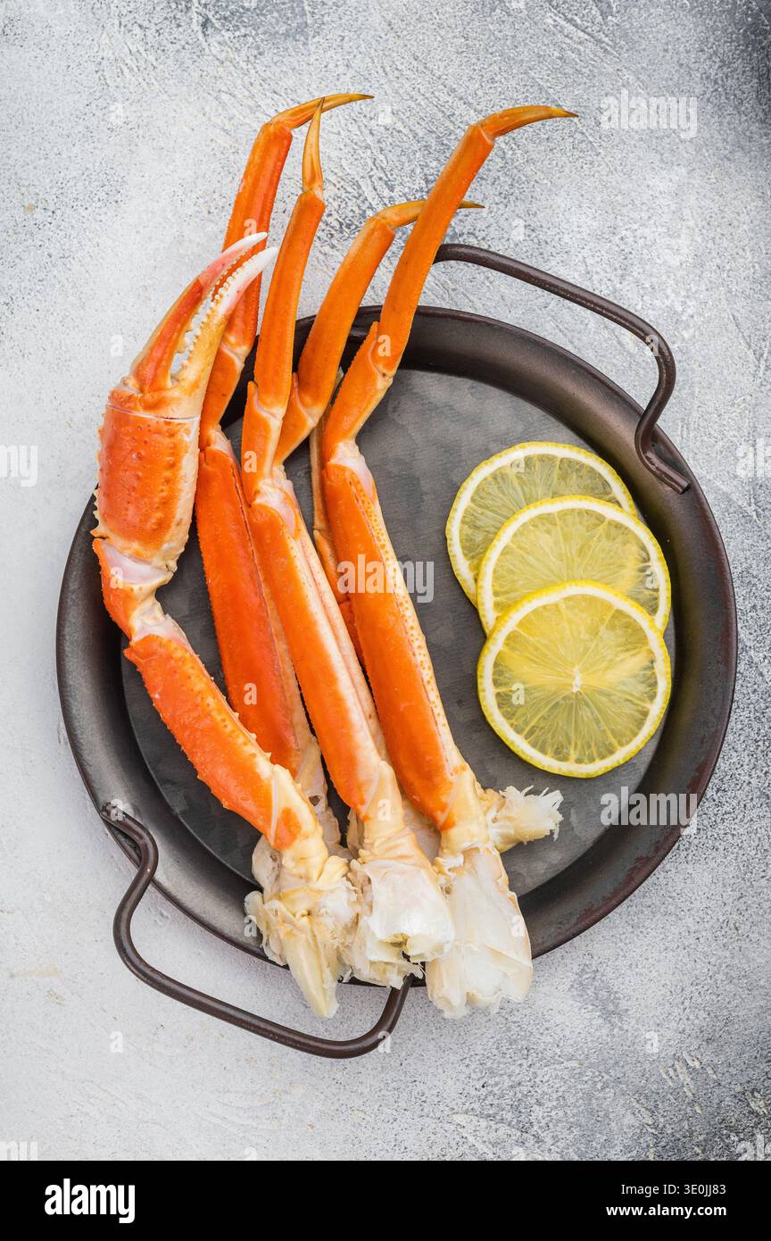 Cuisses de crabe haut de gamme kamchatka cuites et nettoyées sur un plateau en métal fond de pierre légère délicate de fruits de mer. Banque D'Images