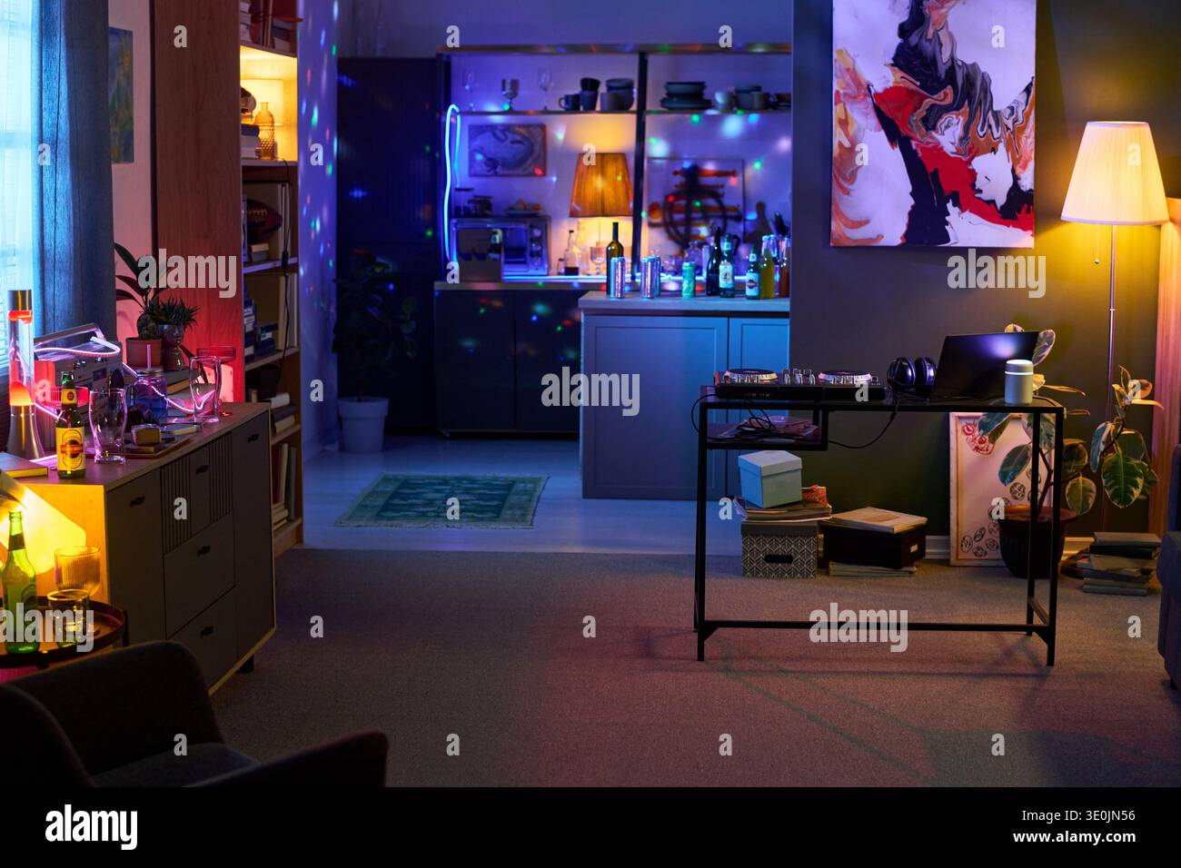 Salle de séjour vide d'appartement moderne illuminée par un éclairage de fête coloré Banque D'Images