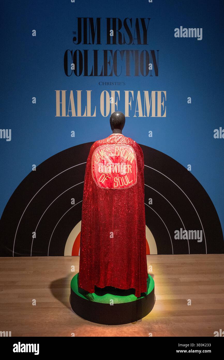Le parrain de l'âme de James Brown a mis en scène une cape exposée lors de la vente aux enchères Jim Irsay Collection chez Christie's le 12 mars 2026 à New York. Banque D'Images
