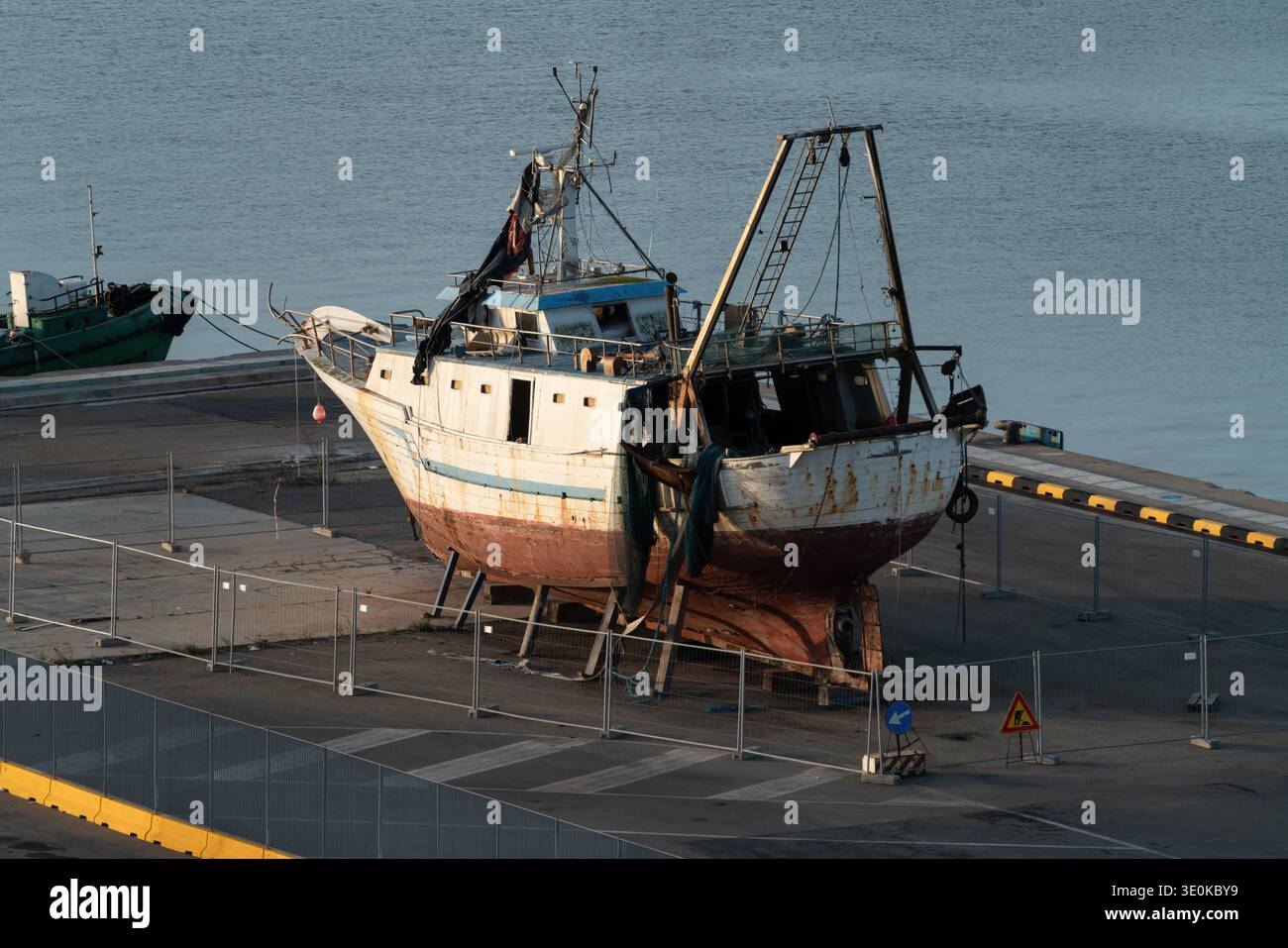 Vieux bateau de pêche en cale sèche à l'embarcadère du port Banque D'Images
