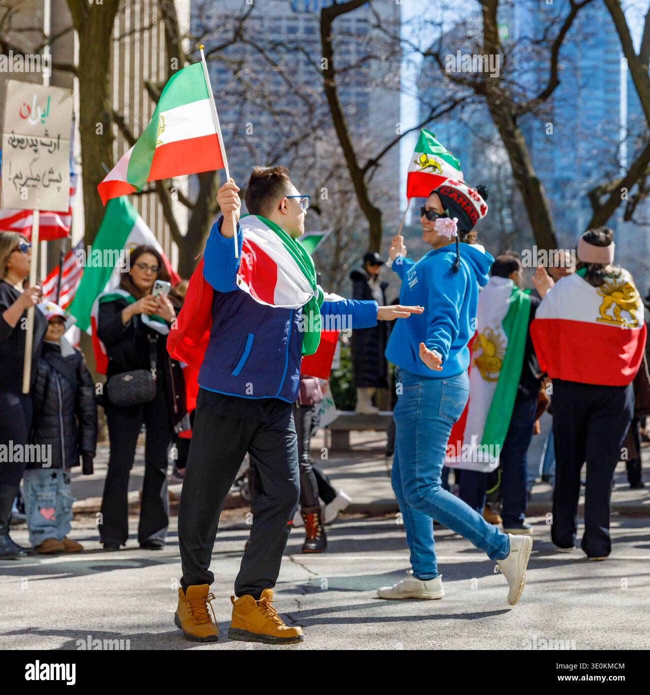 Toronto Canada 8 mars 2026 des manifestants jubilants dansent pour célébrer la mort de Khamenei devant le consulat américain tout en remerciant les États-Unis et Israël Banque D'Images