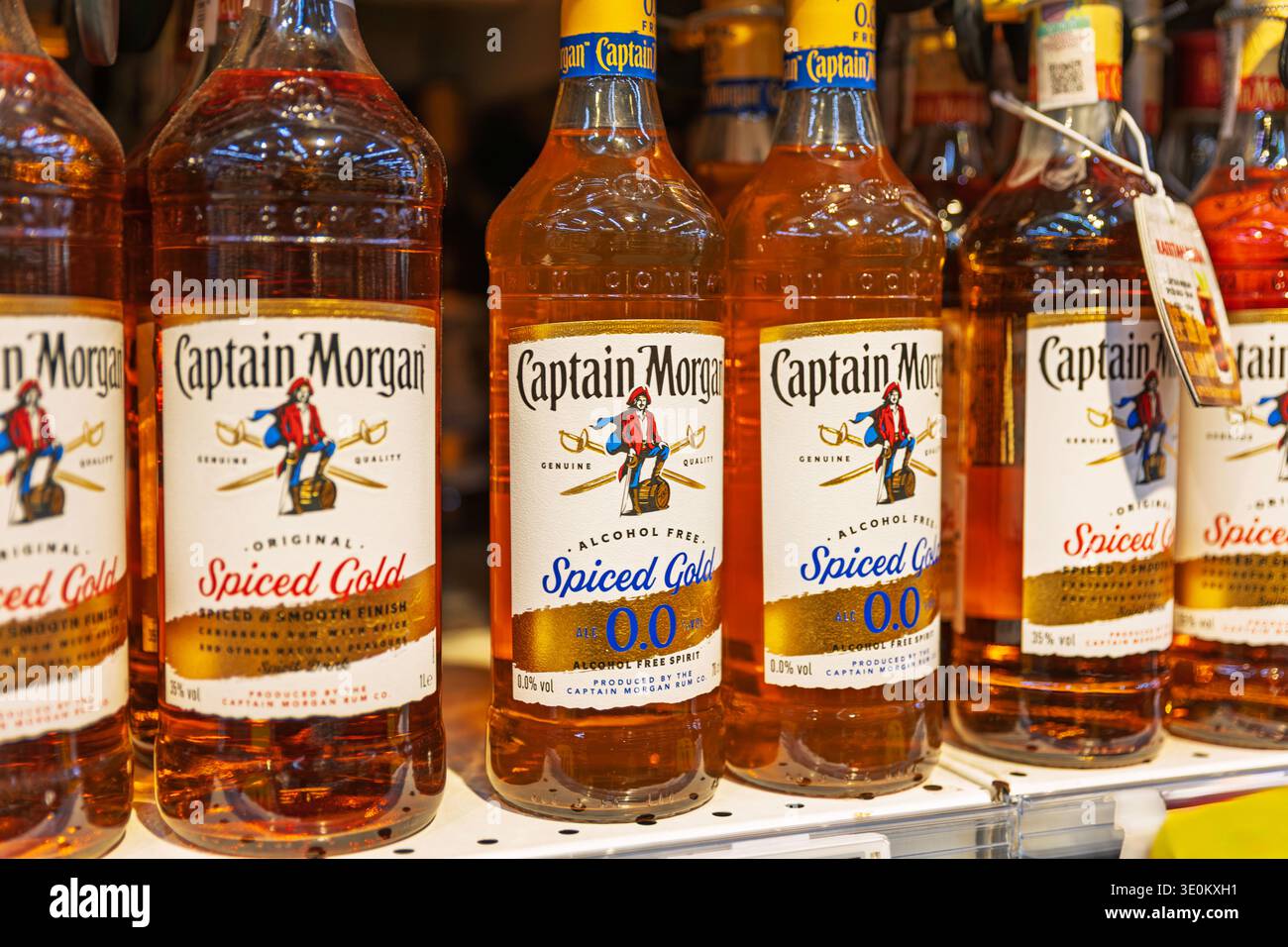 Bouteilles de spiritueux sans alcool Captain Morgan 0,0 en rayon Banque D'Images