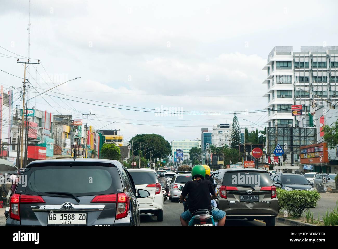 Palembang, Indonésie - 23 mars 2025 : heure de pointe dynamique en soirée au cœur de Palembang Banque D'Images