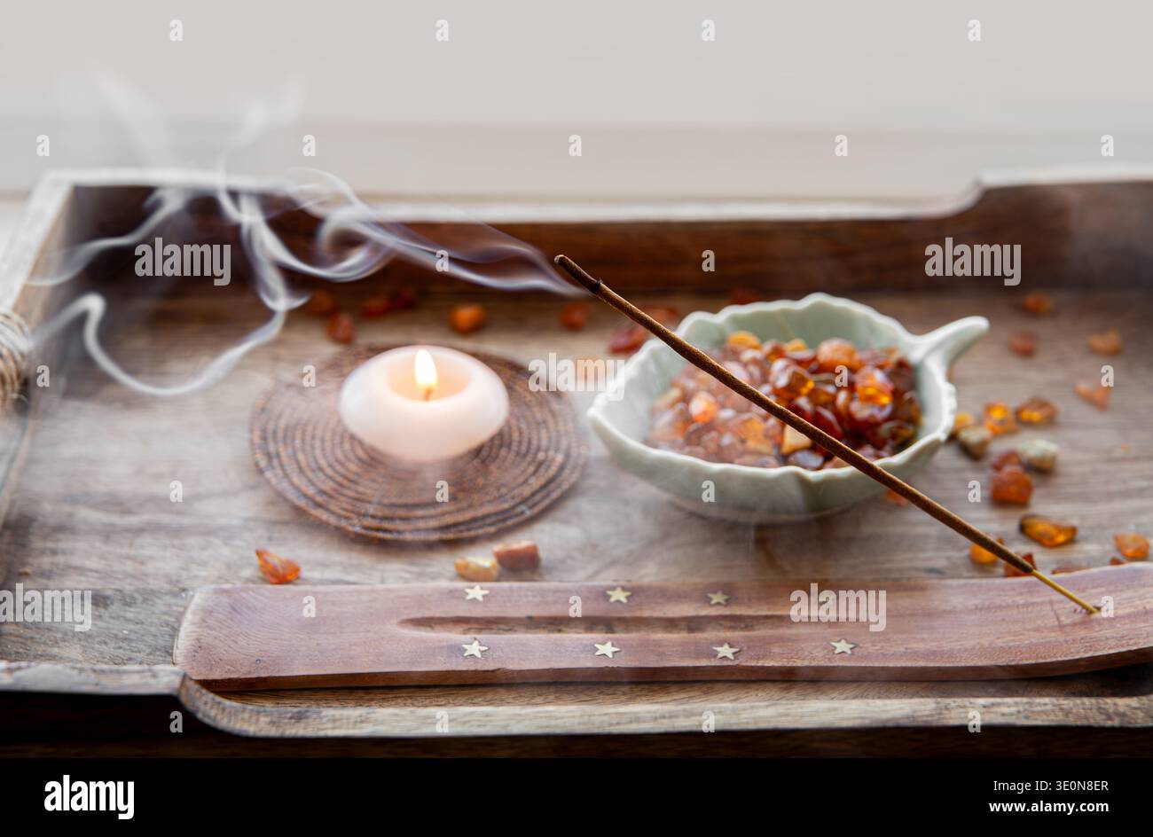 Bâton d'encens brûlant sur un porte-encens en bois à la maison, à l'intérieur d'une pièce, créant une atmosphère zen. Banque D'Images