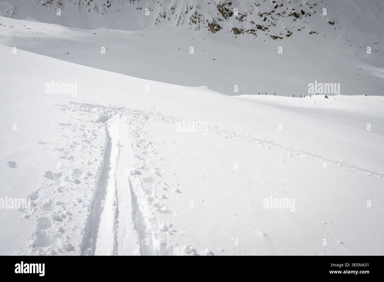 Piste de ski et randonneurs de ski au loin, Chamonix, France Banque D'Images