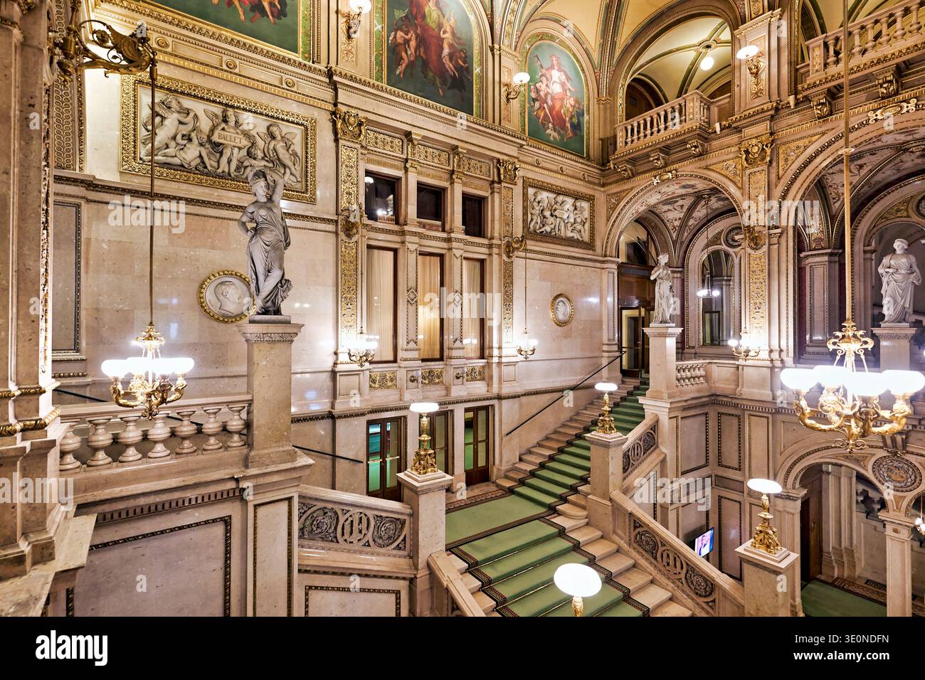 Les visiteurs peuvent admirer le grand escalier et la salle de l'Opéra national de Vienne pendant la journée. L'espace présente une architecture riche et des œuvres d'art. Banque D'Images