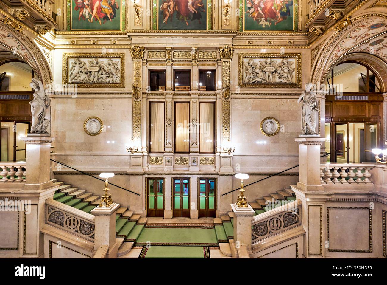 Les visiteurs peuvent admirer le grand escalier de l'Opéra national de Vienne, qui présente une architecture détaillée et un décor artistique typique de l'époque. Banque D'Images