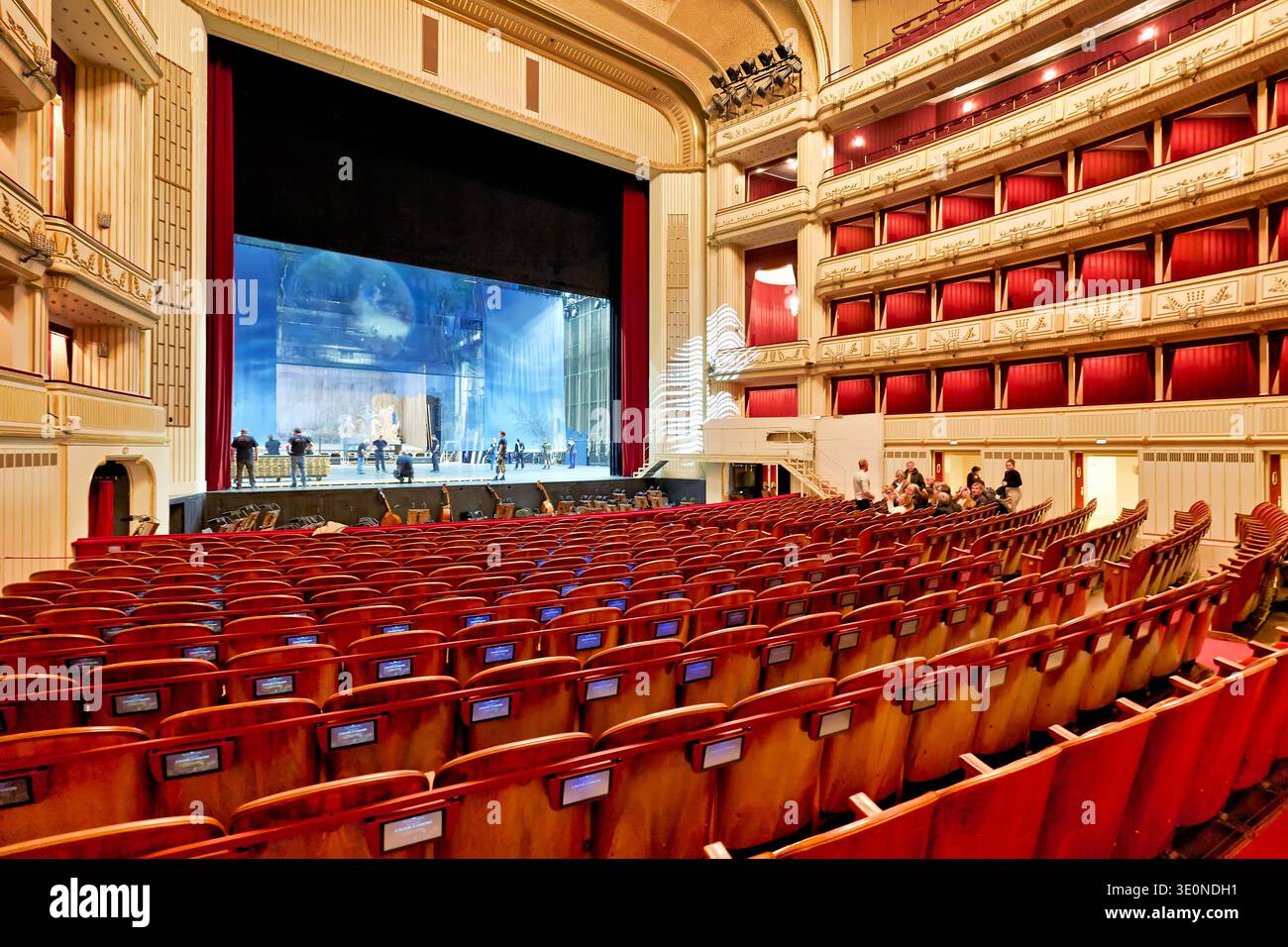 L'équipe de scène se prépare pour une représentation de L'Elisir d'Amore alors que le public arrive à l'Opéra d'État de Vienne en Autriche. Banque D'Images