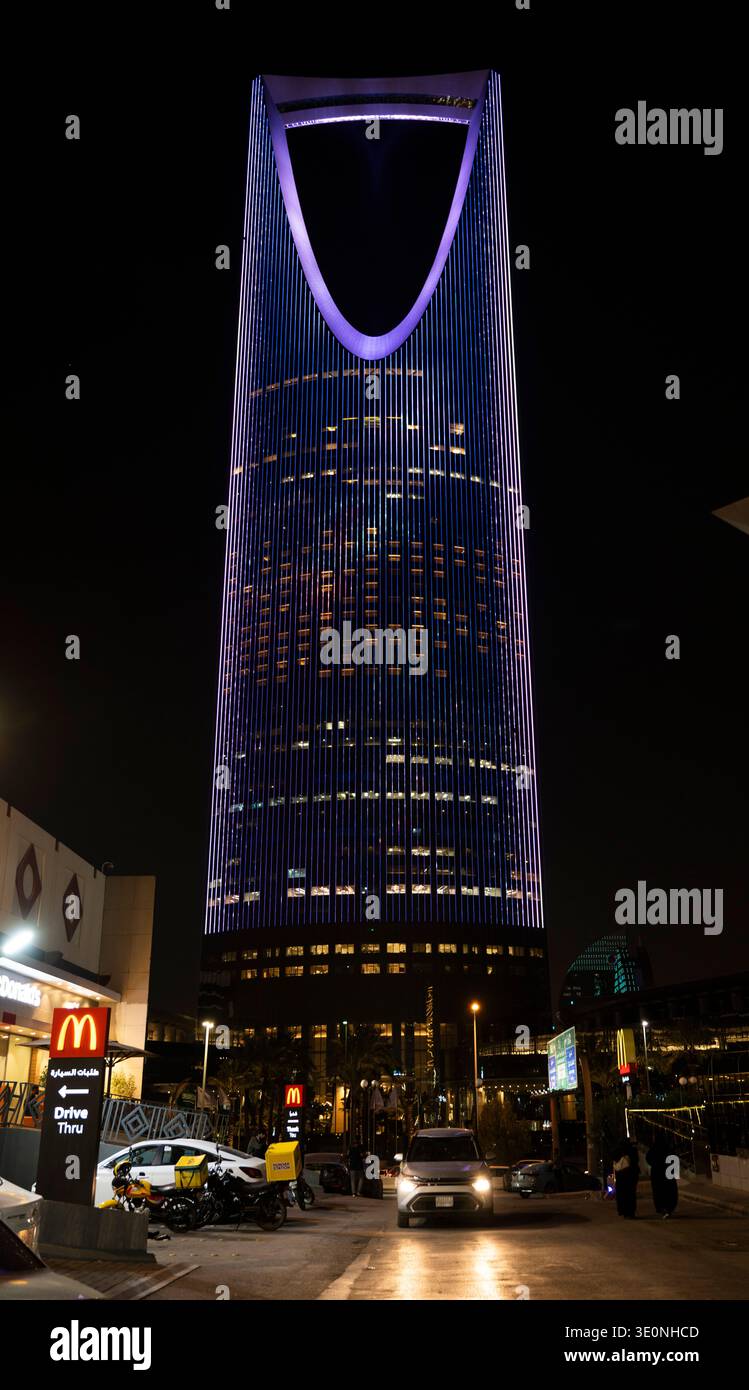 La tour du Centre du Royaume, Riyad, Arabie Saoudite la nuit Banque D'Images