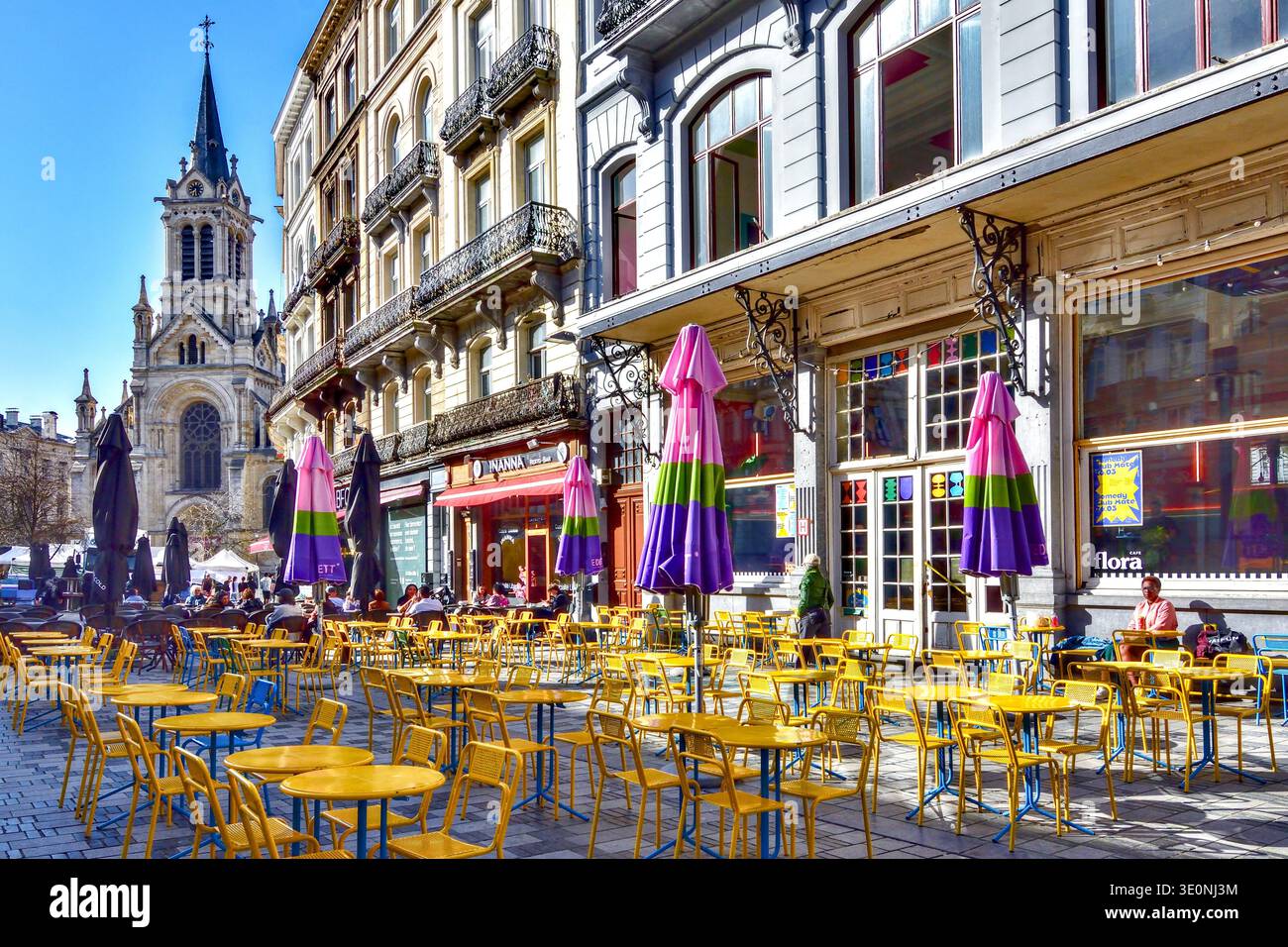 Célèbres chaises et tables en métal jaune sur la terrasse du Café Flora sur le Parvis près de l'église Saint-Gilles, Bruxelles, Belgique. Banque D'Images