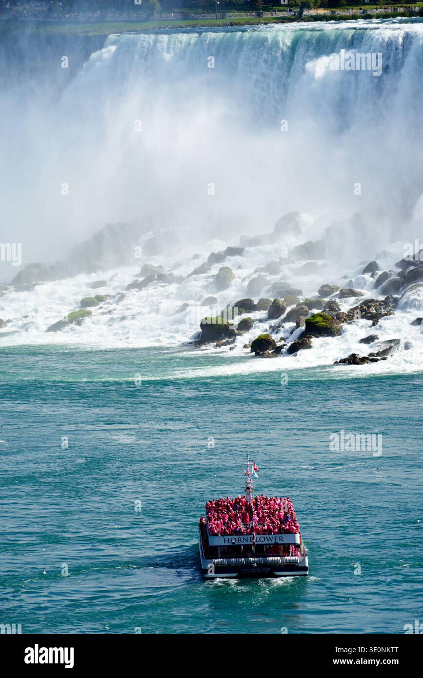 Les touristes à bord du Hornblower Niagara Thunder Boat approchent des chutes du Niagara en Ontario, au Canada, pour une vue rapprochée des puissantes cascades. Banque D'Images